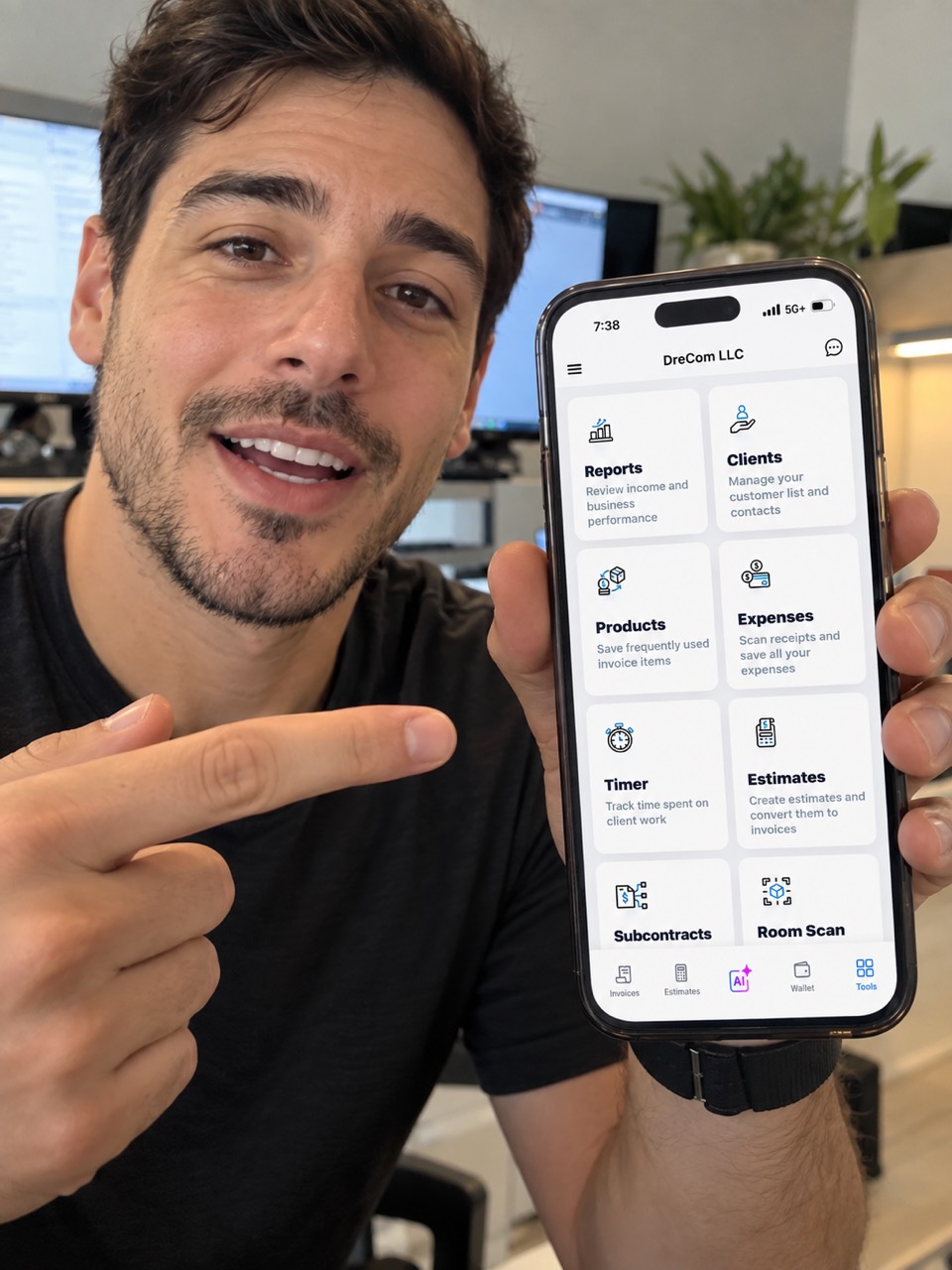 Creador mostrando una aplicación de Warasoft en su teléfono