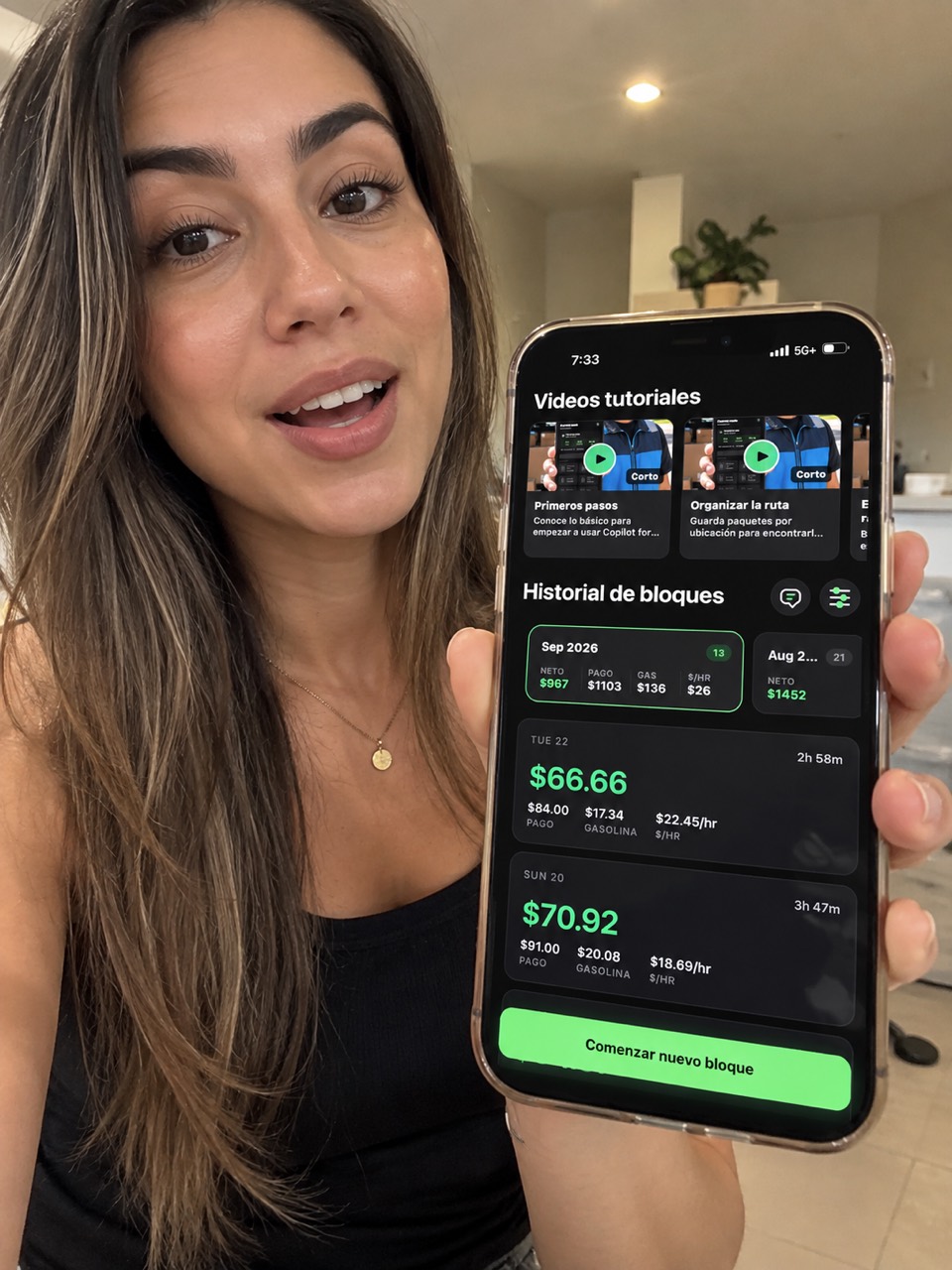 Creadora mostrando una aplicación de Warasoft en su teléfono